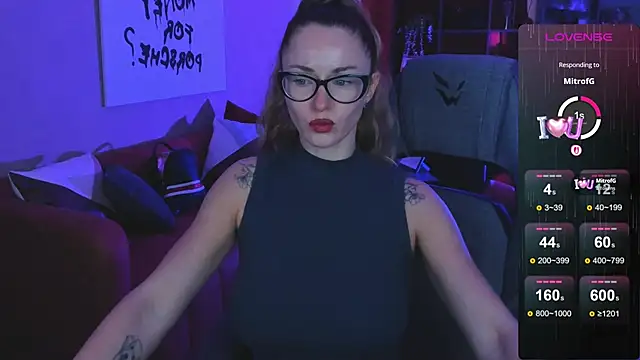 Snapshot of LadyIzabel chatting on October 18, 2025, 5:43 am LadyIzabel online show from October 18, 2025, 5:43 am