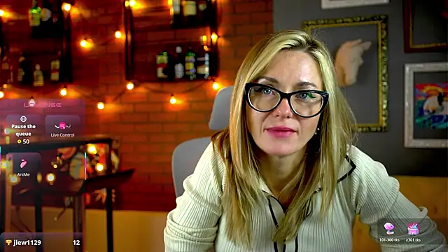 Snapshot of LadyIzabel chatting on December 2, 2025, 8:30 am LadyIzabel online show from December 2, 2025, 8:30 am