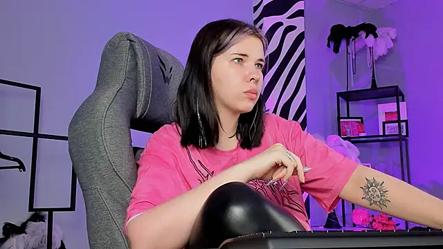 AliceSunday online show from November 13, 2025, 2:21 am