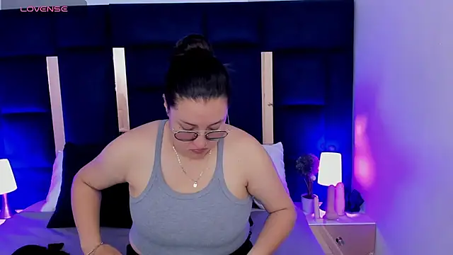 rebecaandpamela online show from December 12, 2024, 1:39 pm