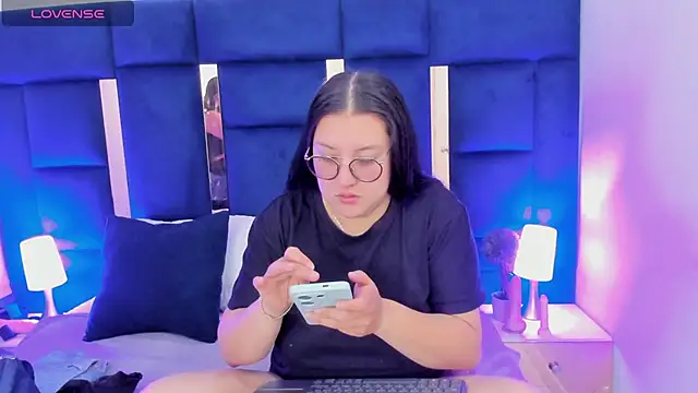 rebecaandpamela online show from December 18, 2024, 1:56 pm