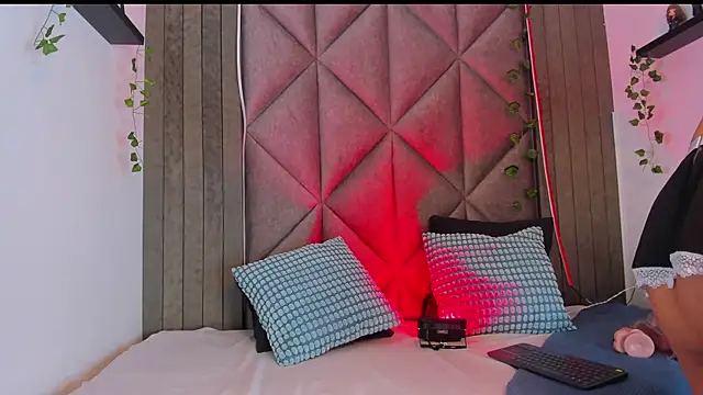 BriaConner  online show from November 10, 2025, 2:10 am