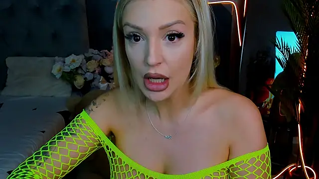 glossy blondegirl online show from September 18, 2025, 6:54 pm