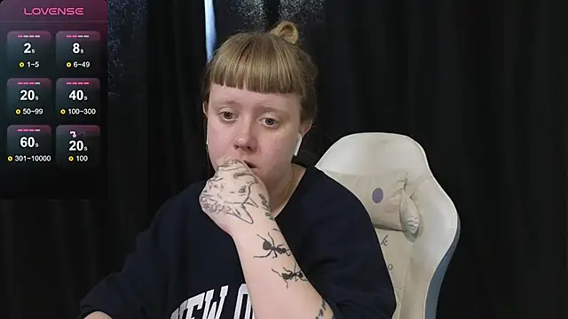 Snapshot of June_shy0 chatting on April 17, 2026, 7:44 am June shy0 online show from April 17, 2026, 7:44 am