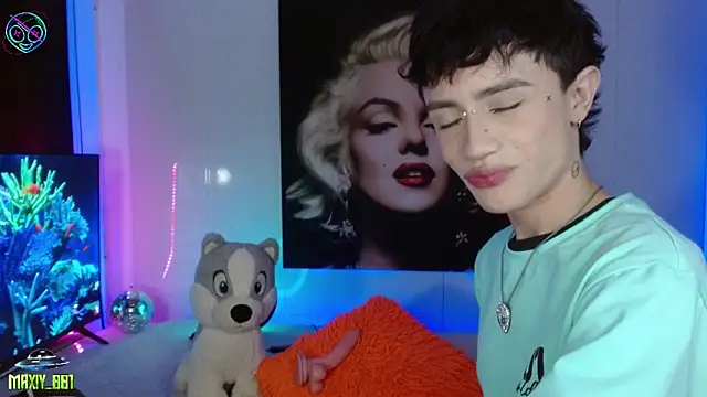 maxiy 001 online show from March 7, 2025, 5:29 am