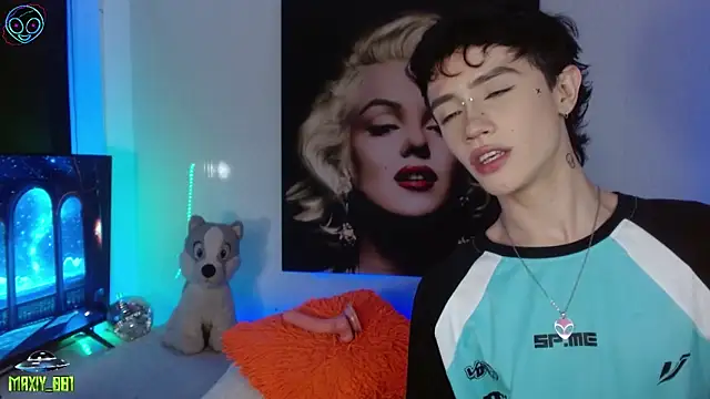 maxiy 001 online show from September 22, 2025, 3:52 am