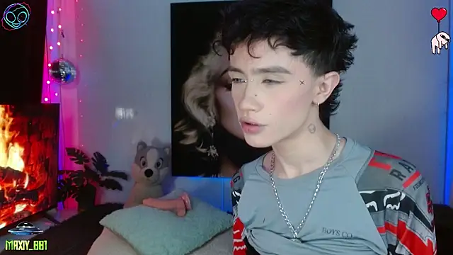 Snapshot of maxiy_001 chatting on May 6, 2026, 6:30 am maxiy 001 online show from May 6, 2026, 6:30 am