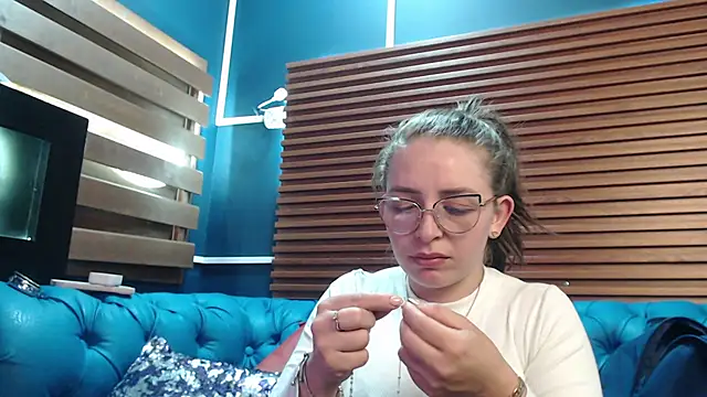Snapshot of _isaabellaa chatting on February 17, 2025, 5:43 pm isaabellaa online show from February 17, 2025, 5:43 pm