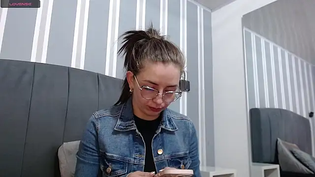 Snapshot of _isaabellaa chatting on February 23, 2025, 11:55 am isaabellaa online show from February 23, 2025, 11:55 am