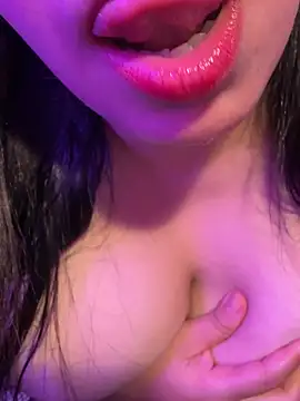 Snapshot of Veyolla_Beau chatting on July 7, 2026, 10:14 pm Veyolla Beau online show from July 7, 2026, 10:14 pm