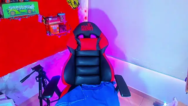 Snapshot of LilOwen_ chatting on October 24, 2025, 6:04 pm LilOwen online show from October 24, 2025, 6:04 pm