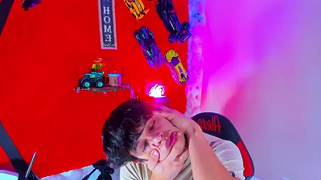 Snapshot of LilOwen_ chatting on November 10, 2025, 7:24 pm LilOwen online show from November 10, 2025, 7:24 pm