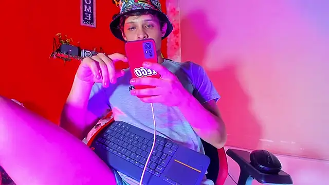 Snapshot of LilOwen_ chatting on November 20, 2025, 8:30 pm LilOwen online show from November 20, 2025, 8:30 pm