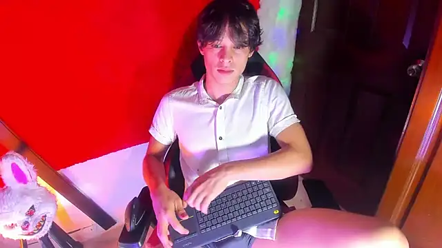 Snapshot of LilOwen_ chatting on February 1, 2026, 5:22 pm LilOwen online show from February 1, 2026, 5:22 pm