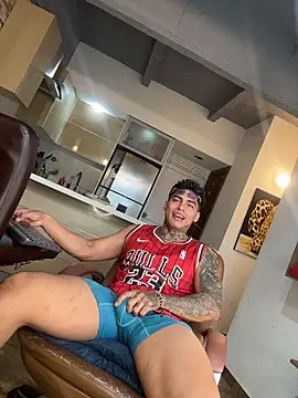 Snapshot of Dominiofit chatting on December 19, 2025, 10:06 pm Dominiofit online show from December 19, 2025, 10:06 pm