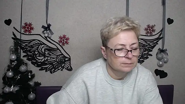 Snapshot of EmiliaGree chatting on December 20, 2025, 6:04 pm EmiliaGree online show from December 20, 2025, 6:04 pm