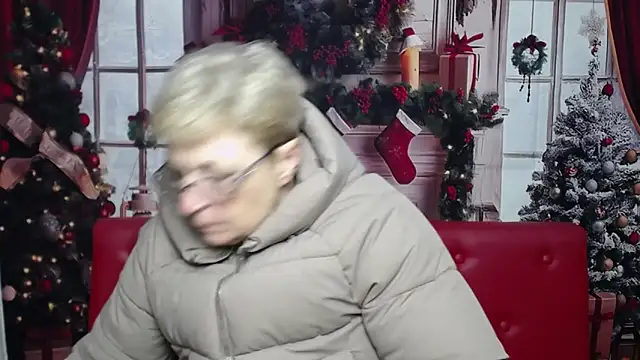 Snapshot of EmiliaGree chatting on January 17, 2026, 6:33 pm EmiliaGree online show from January 17, 2026, 6:33 pm