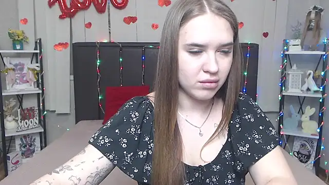 LauraHlot online show from April 14, 2026, 6:30 am