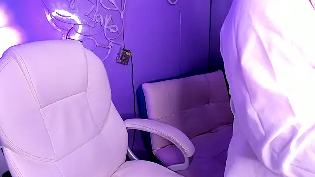 Snapshot of Camiila_Osorio chatting on December 22, 2025, 7:33 pm Camiila Osorio online show from December 22, 2025, 7:33 pm