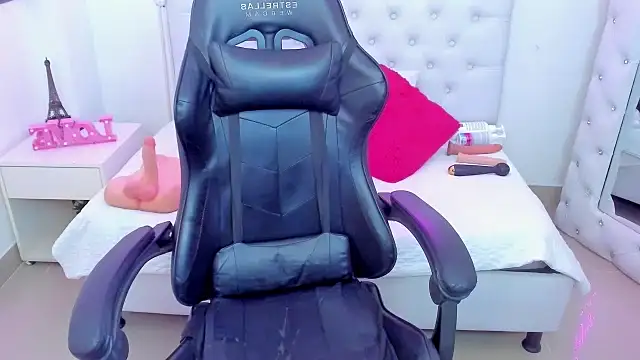 Snapshot of silvana__miller chatting on January 3, 2025, 7:18 pm silvana miller online show from January 3, 2025, 7:18 pm