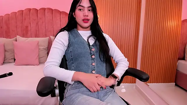 Snapshot of ariel_jonees chatting on December 16, 2024, 5:00 pm ariel jonees online show from December 16, 2024, 5:00 pm