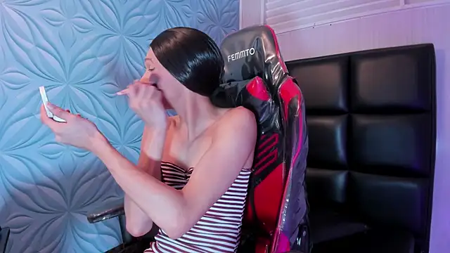 Snapshot of Milk_max_18 chatting on December 16, 2025, 9:42 pm Milk max 18 online show from December 16, 2025, 9:42 pm