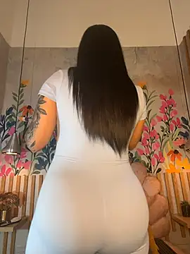 kiim taaylor online show from November 8, 2025, 11:43 am