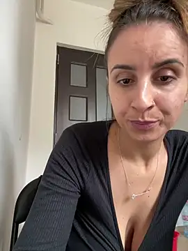 Snapshot of Daisyforyou chatting on February 5, 2025, 1:00 pm Daisyforyou online show from February 5, 2025, 1:00 pm