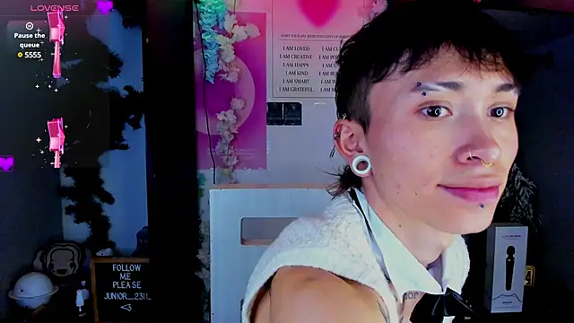 Snapshot of juniior_2311_ chatting on February 19, 2025, 10:31 pm juniior 2311  online show from February 19, 2025, 10:31 pm