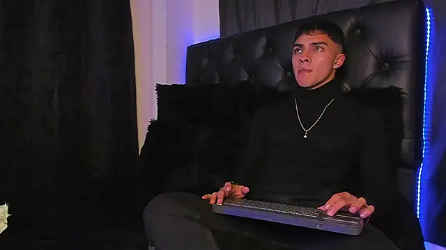 James1lee  online show from December 17, 2024, 3:28 am