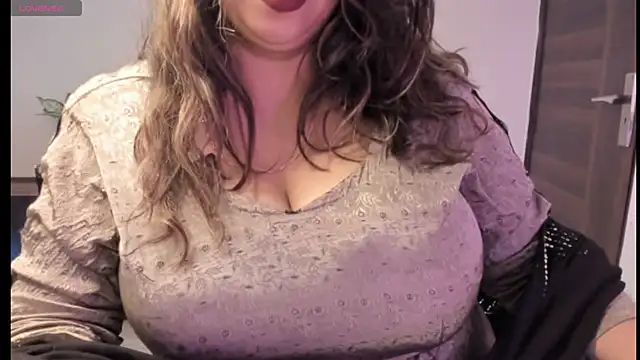 Snapshot of Gulabi_Queen chatting on March 12, 2025, 7:17 pm Gulabi Queen online show from March 12, 2025, 7:17 pm