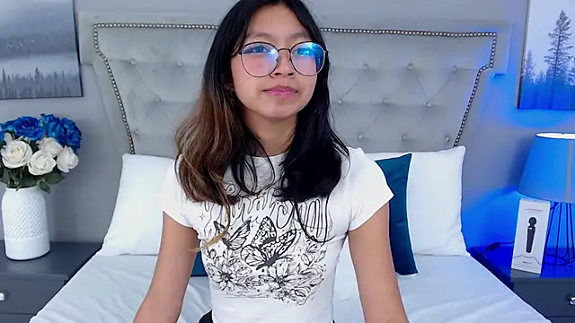 Snapshot of Yommi_Winx chatting on January 23, 2025, 12:57 am Yommi Winx online show from January 23, 2025, 12:57 am