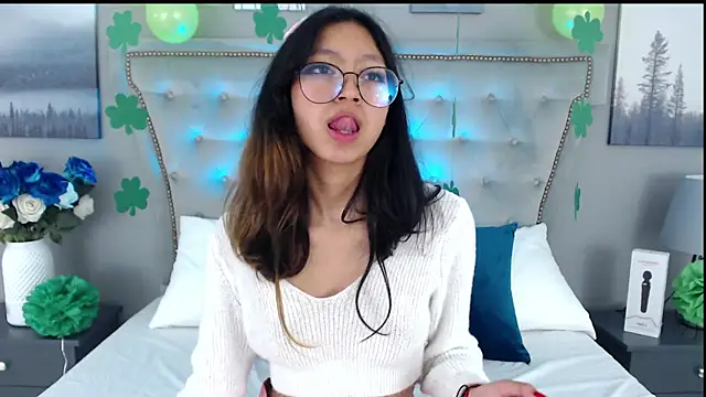 Snapshot of Yommi_Winx chatting on March 18, 2025, 3:53 am Yommi Winx online show from March 18, 2025, 3:53 am