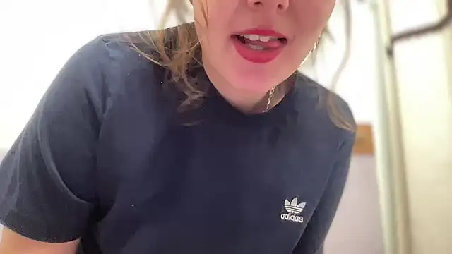 Snapshot of SkarlettRose96 chatting on October 3, 2025, 2:03 pm SkarlettRose96 online show from October 3, 2025, 2:03 pm