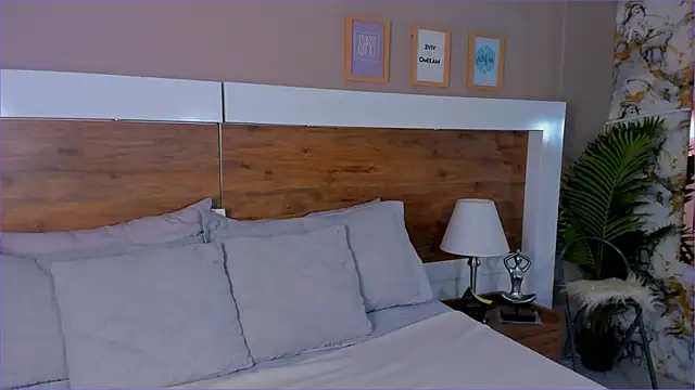 EmaBakker online show from November 7, 2025, 12:16 pm