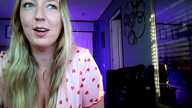 lucyallen4201 online show from February 14, 2025, 1:18 pm