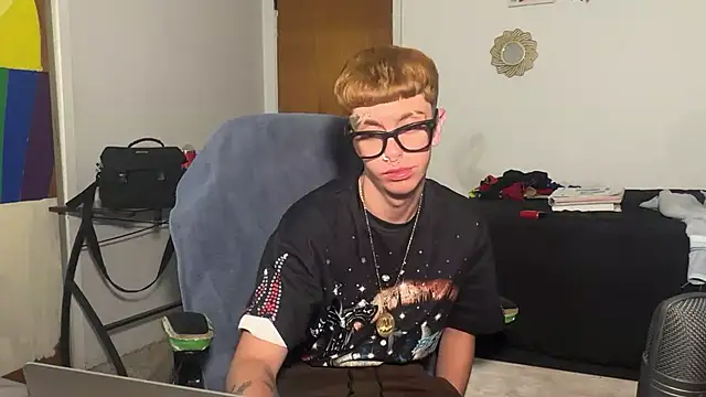 Snapshot of twentywithafelonyy chatting on November 8, 2025, 10:37 am twentywithafelonyy online show from November 8, 2025, 10:37 am