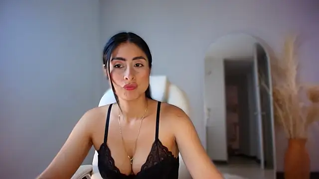 auroracaruso11 online show from November 9, 2025, 9:02 pm