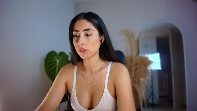 auroracaruso11 online show from November 26, 2025, 10:11 pm