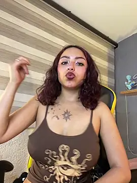 Snapshot of Liittleluaa_ chatting on February 19, 2025, 12:00 pm Liittleluaa online show from February 19, 2025, 12:00 pm