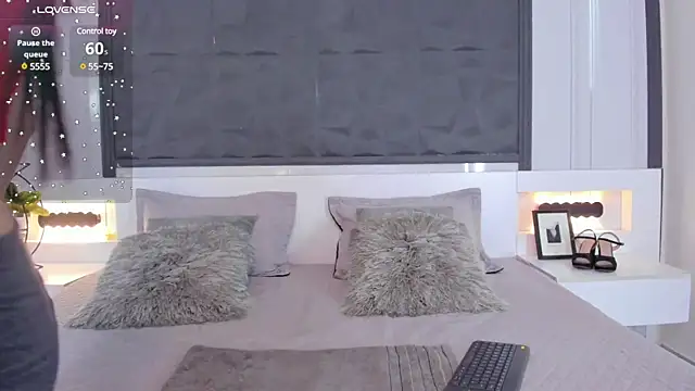 SaraGomez1 online show from January 9, 2025, 1:13 pm