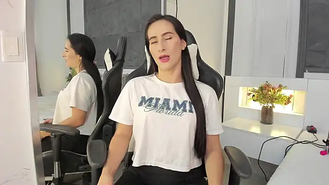 SaraGomez1 online show from October 16, 2025, 2:29 pm