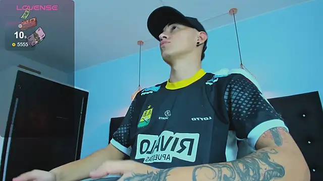 Lobo 17  online show from November 9, 2025, 3:49 am