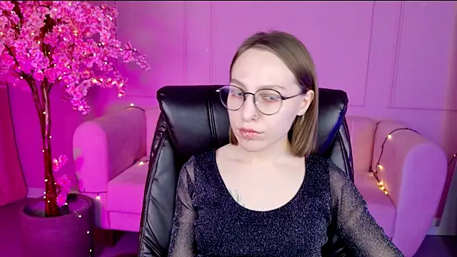 Snapshot of AphexQueen chatting on January 28, 2025, 7:21 pm AphexQueen online show from January 28, 2025, 7:21 pm