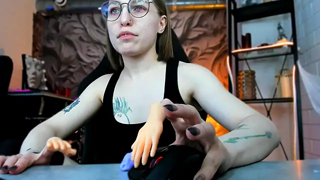 Snapshot of AphexQueen chatting on February 3, 2025, 4:10 pm AphexQueen online show from February 3, 2025, 4:10 pm