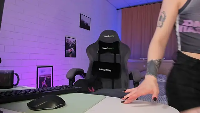 Snapshot of AphexQueen chatting on November 7, 2025, 1:33 pm AphexQueen online show from November 7, 2025, 1:33 pm