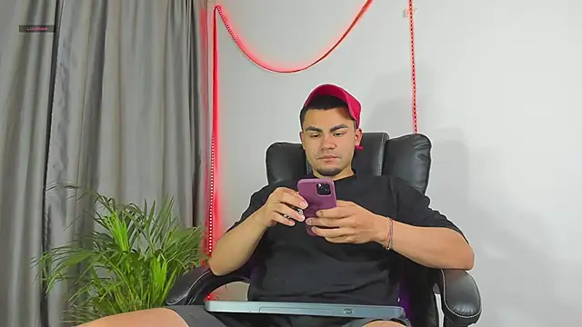 kalivan voinesscu online show from December 1, 2025, 8:08 am