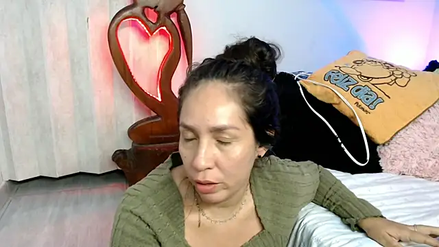 Snapshot of naihroby chatting on February 17, 2026, 5:48 am naihroby online show from February 17, 2026, 5:48 am