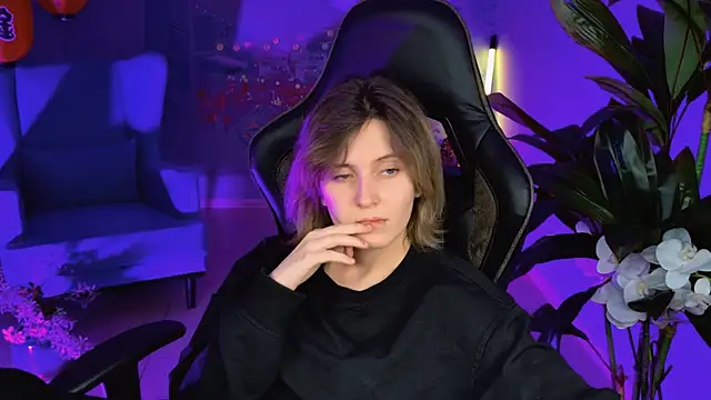 Snapshot of LolaAsmus chatting on February 4, 2025, 8:13 am LolaAsmus online show from February 4, 2025, 8:13 am