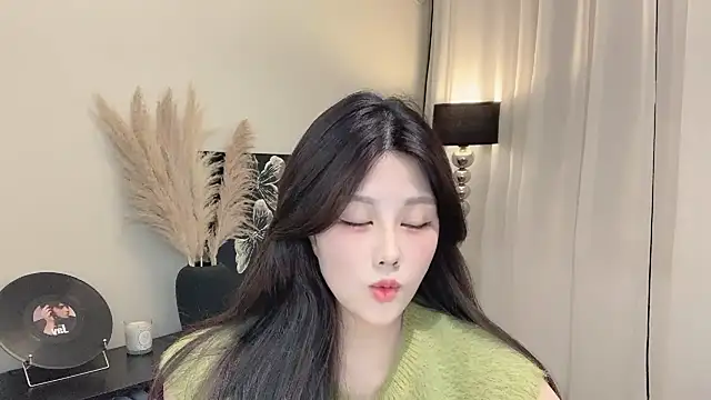 Strawberrybabyy1 online show from March 7, 2025, 1:40 pm